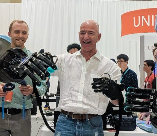 Jeff Bezos probó los nuevos guantes hápticos HaptX haptx amazon jeff