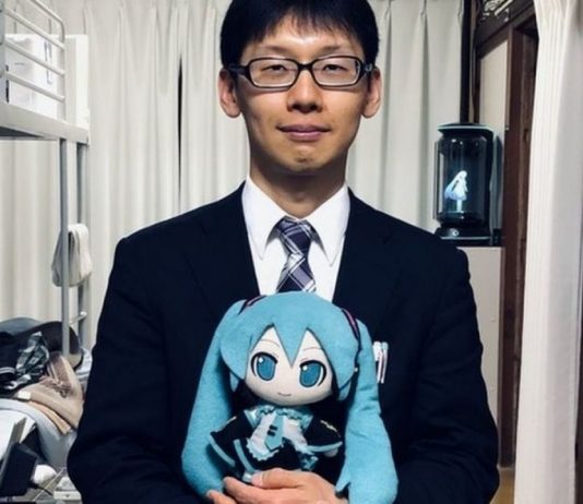 Akihiko Kondo, japonés que se casó con un holograma