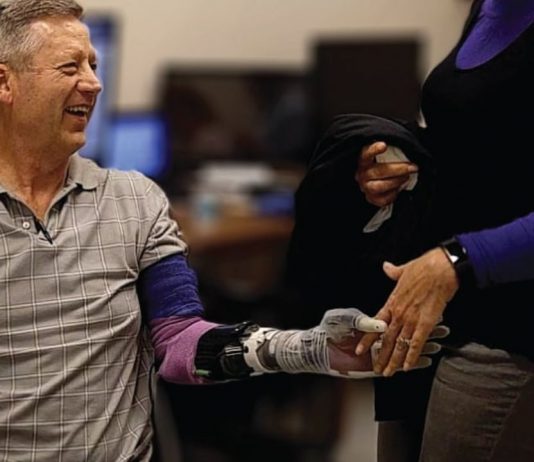 Esta mano robótica le da al usuario la sensación de tacto