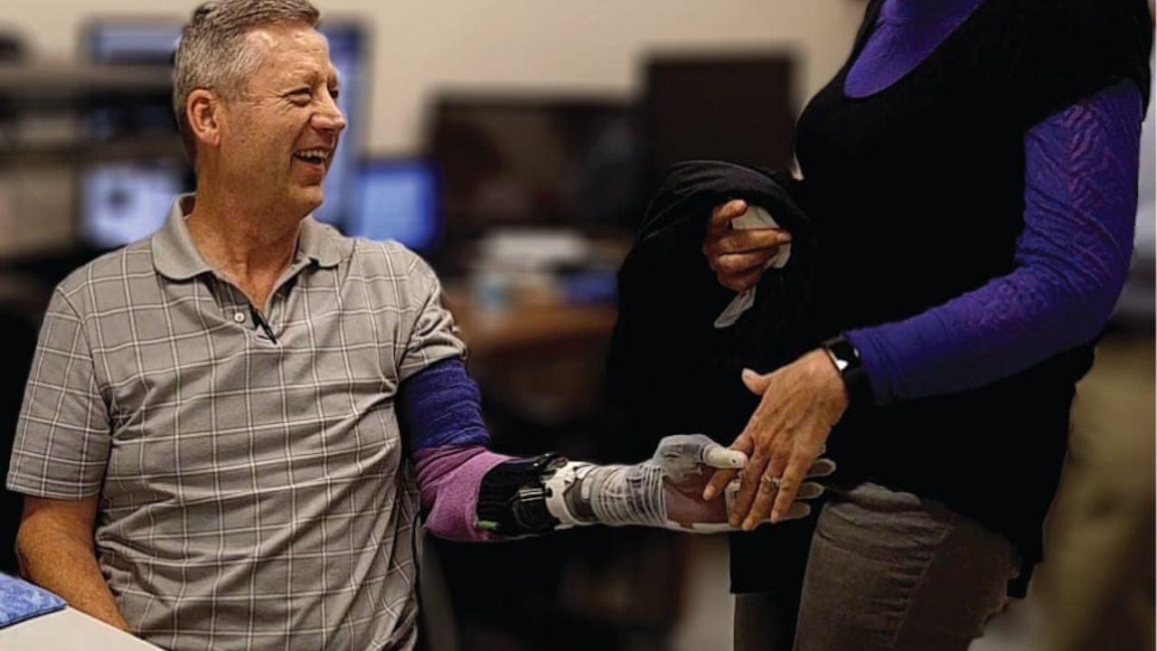 Esta mano robótica le da al usuario la sensación de tacto