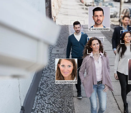 Europa prohíbe el reconocimiento facial en espacios públicos Unión Europea prohíbe el reconocimiento facial calle